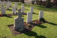 The tombstone of Lieutenant  Lee Steere, alongside standard CWGC headstones